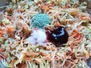 放盐、蔬之鲜、蚝油和香油搅拌均匀。