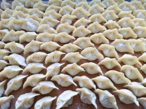 准备好饺子皮，包成自己喜欢的样子。