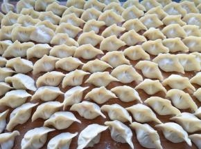 准备好饺子皮，包成自己喜欢的样子。