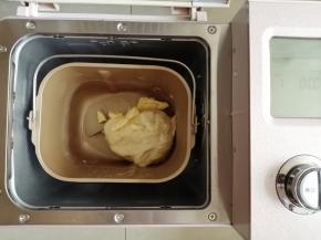 第一次和面结束，加入切成小块的黄油，继续选择和面程序16分钟