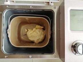 第一次和面结束，加入切成小块的黄油，继续选择和面程序16分钟