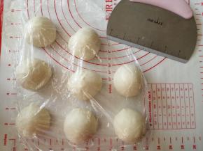 面团和好后，把面团取出，分成8等份，滚圆，盖上保鲜膜松弛15分钟