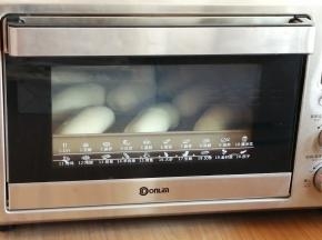 面包胚发酵好后，取出，用毛刷在表面刷上一层全蛋液，这样烤出来的面包颜色会更好看。放入已经预热到上火165度，下火170度的东菱K40C烤箱最下面一层，烘烤15分钟左右