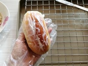 烘烤结束，把面包取出，放在晾架上晾凉，在表面涂上沙拉酱