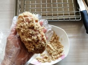 在装有肉松的盘子滚一下，使表面粘满肉松即可