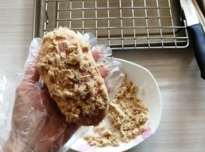 在装有肉松的盘子滚一下，使表面粘满肉松即可