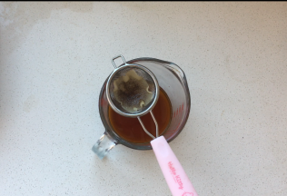 将黄油放入到奶锅中加热，直至颜色变成褐色，过滤掉沉淀物备用，要冷却后才可以用