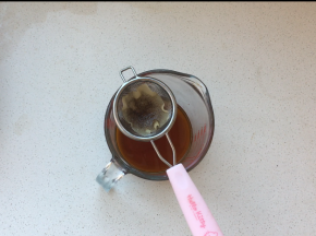 将黄油放入到奶锅中加热，直至颜色变成褐色，过滤掉沉淀物备用，要冷却后才可以用