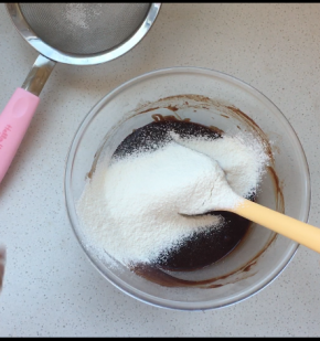 筛入低粉，若选择添加其他口味的，则需要先将其他口味的粉类与低粉提前混合后再筛入到巧克力糊中