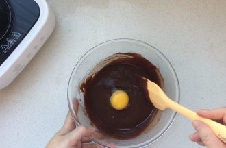 夹心也要冷却后才可以放入主体内，所以也需要提前制作。将巧克力、白砂糖与黄油隔水融化，加入一个鸡蛋搅拌均匀