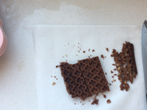 将烘烤好的夹心放置3到5分钟，让它冷却一会儿，热的时候会比较软。然后切成与模具相配的条状