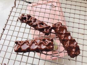 黑巧克力中加入椰子油或者黄油，将夹心沾满。冷藏至表面凝固（黑巧克力100，椰子油或黄油10）