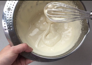 将鸡蛋放入到容器中，用蛋抽将其打散，隔水加热至温热，加入全部的白砂糖，打至至自然低落纹路不消失