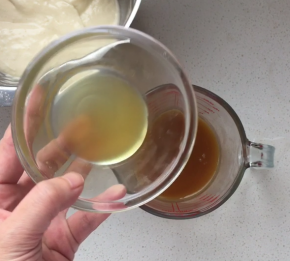 将柠檬果浆与焦化的黄油混合均匀，用新鲜柠檬汁的话， 可以考虑直接添加进蛋糊中翻拌均匀