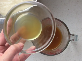 将柠檬果浆与焦化的黄油混合均匀，用新鲜柠檬汁的话， 可以考虑直接添加进蛋糊中翻拌均匀