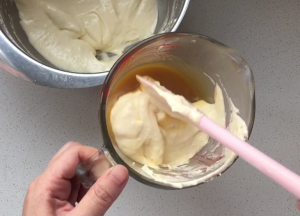 取一部分蛋糊与焦化黄油混合，然后将混合后的蛋糊再倒回后，翻拌均匀