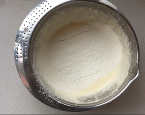 将低粉筛入到蛋糊中，翻拌均匀。为了避免消泡，不要过度搅拌哦