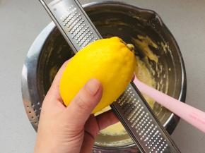 柠檬洗干净，用盐搓洗一下，取皮添加进面糊中