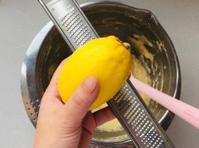 柠檬洗干净，用盐搓洗一下，取皮添加进面糊中