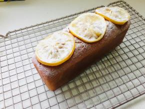 将柠檬片放置于蛋糕顶部，筛适量的防潮糖粉，装饰部分可岁个人喜好调整