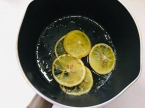 柠檬片，将白砂糖，水以及橙子酒放入到奶锅中加热，直至颜色微黄，汤汁粘稠。
（50克水、 25克白砂糖 、橙酒（选加）5-8克）
