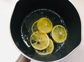 柠檬片，将白砂糖，水以及橙子酒放入到奶锅中加热，直至颜色微黄，汤汁粘稠。
（50克水、 25克白砂糖 、橙酒（选加）5-8克）