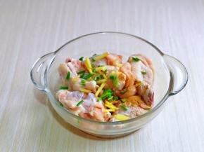 鸡翅根放入器具中，加入切好的葱姜，十三香。