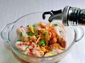 加入料酒，1小勺生抽。