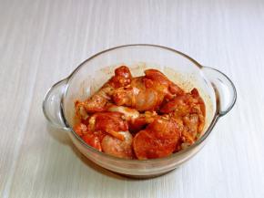 戴上食品手套，抓拌均匀，使每个翅根都吸收到酱汁。