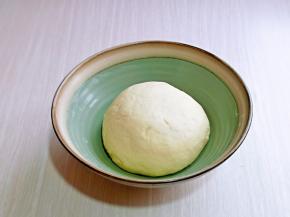 分次加入35度温水，揉成面团，盖上保鲜膜进行发酵。