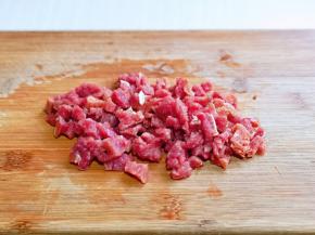 利用我时间准备披萨馅料，将牛排切小丁。