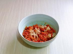 再把切好的木鱼花加入碗中，搅拌均匀，腌制15分钟。