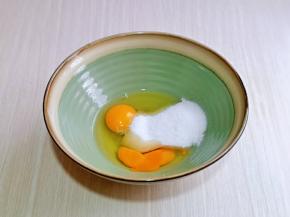 鸡蛋磕碗里，加入细砂糖。