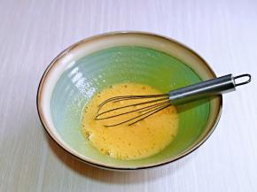 用手动打蛋器充分抽打均匀。