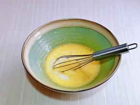 加入纯牛奶，再次抽打均匀，使牛奶与蛋液完全融合在一起。