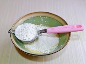 蛋糕粉，泡打粉过细筛至蛋糊中。(低筋面粉也可以)