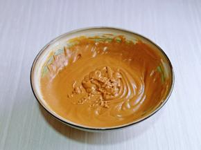 再分两次加入隔水融化的黄油，加一次需要充分搅拌均匀后再加入另一次。