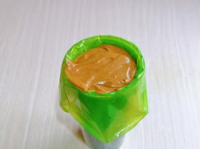 把做好的蛋糕糊装入裱花袋中。(分享个小窍门；可以将裱花袋套在较高的杯子里面，再把蛋糕糊倒入裱花袋中，这样特别方便)