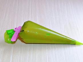 将裱花袋口用夹子夹紧，放入冰箱冷藏1小时以上，这一步很关键，一定要冷藏。