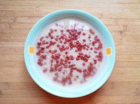 红豆和糯米淘洗干净，用水浸泡一夜。