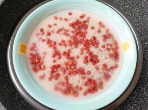 倒掉浸泡的水，重新加水没过糯米红豆，上锅蒸半个小时。