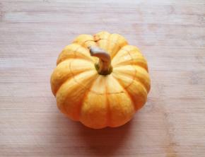 太阳南瓜清洗干净，用小刀在南瓜上面划出印迹。