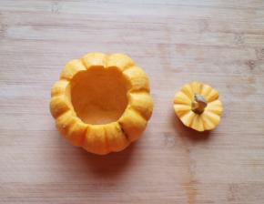 用小刀从印迹处打开，掏出里面的瓤，变成一个“盅”状。