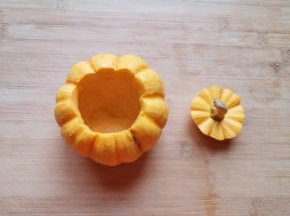 用小刀从印迹处打开，掏出里面的瓤，变成一个“盅”状。