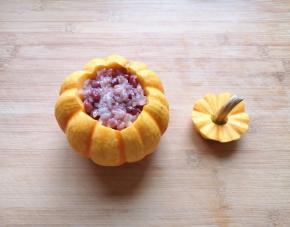 用勺子装进南瓜盅里面。