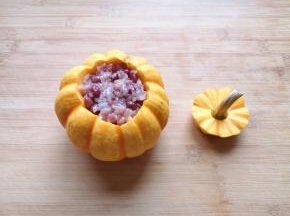 用勺子装进南瓜盅里面。