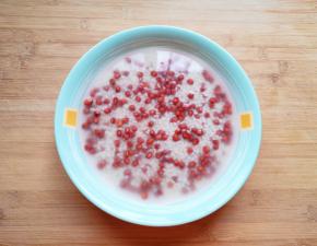 红豆和糯米淘洗干净，用水浸泡一夜。