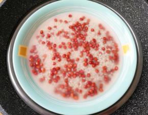 倒掉浸泡的水，重新加水没过糯米红豆，上锅蒸半个小时。