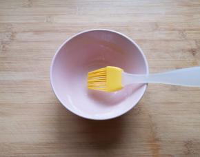 取一个合适大小的碗，刷上一层熟油。