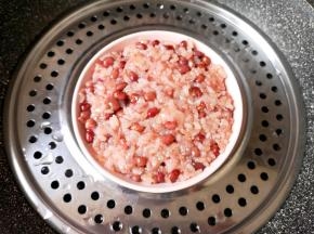 重新入锅，再次蒸20分钟，焖5分钟出锅。